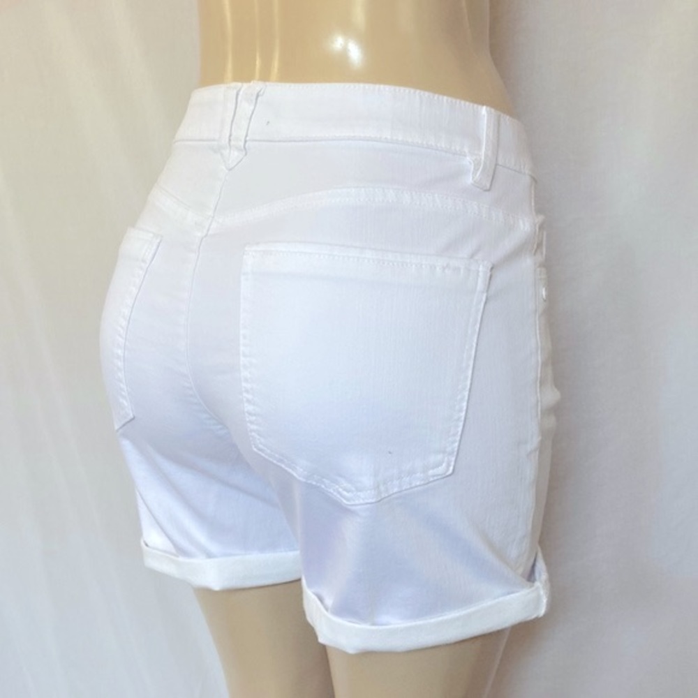 DEMOCRACY Jeans Women’s Tummy Control Size 6 White 7” Inseam Cuffed Shorts NWOT